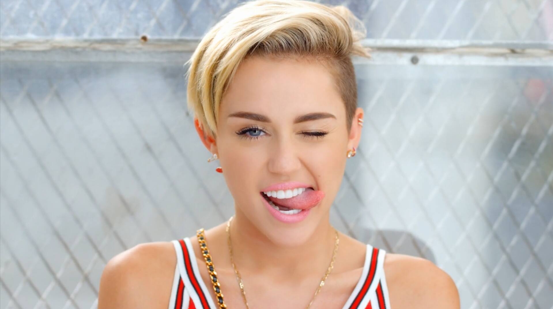 Miley Cyrus wipes out her Instagram account, fans freak out