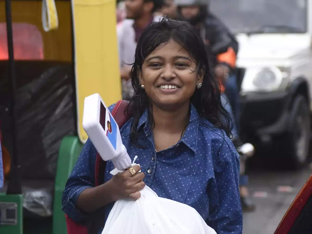 kerala girl hanan donates 1.5 lakh to affected people in kerala