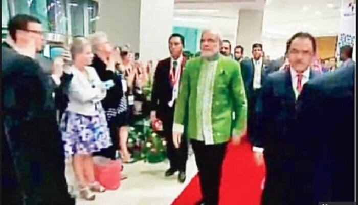 Does PM Modi really have aversion to colour green as Shashi Tharoor alleged?
