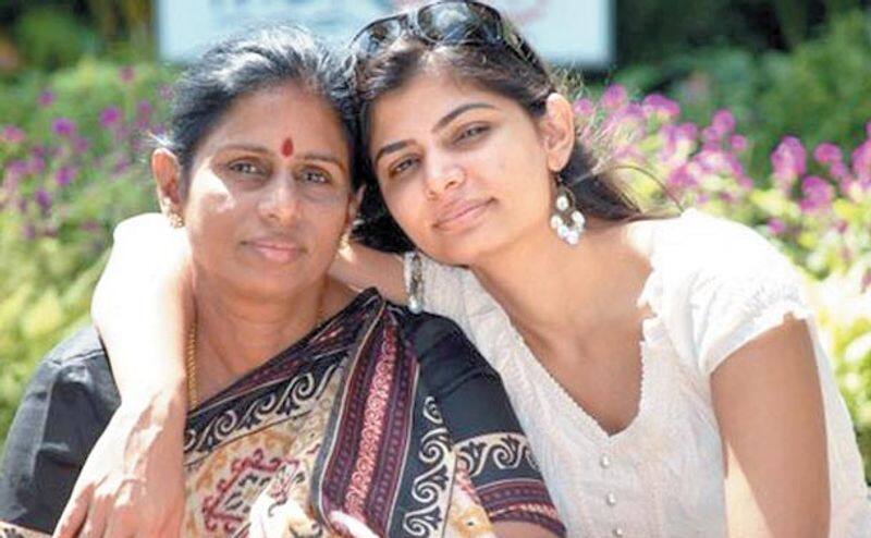 Chinmayi Mother Psycho...Vairamuthu Assistant information