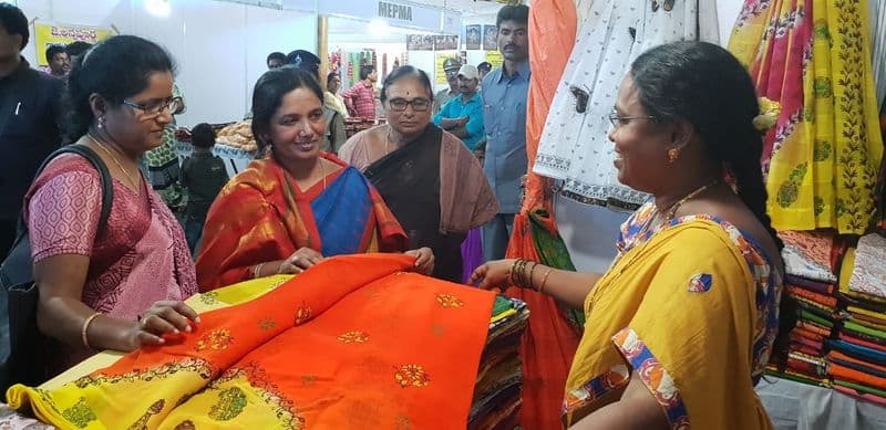 minister paritala sunitha shopping in dwakra bazar