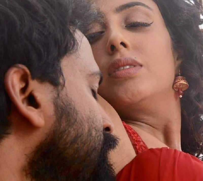 Dali Dhananjay romance photo with bhairava geetha heroin