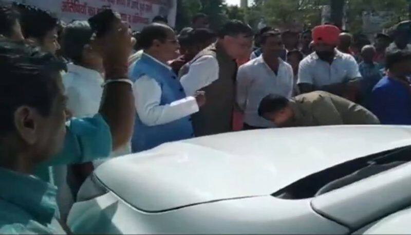 yogi adityanath convoy driver touches feet to cabinet minister satish mahana kanpur up