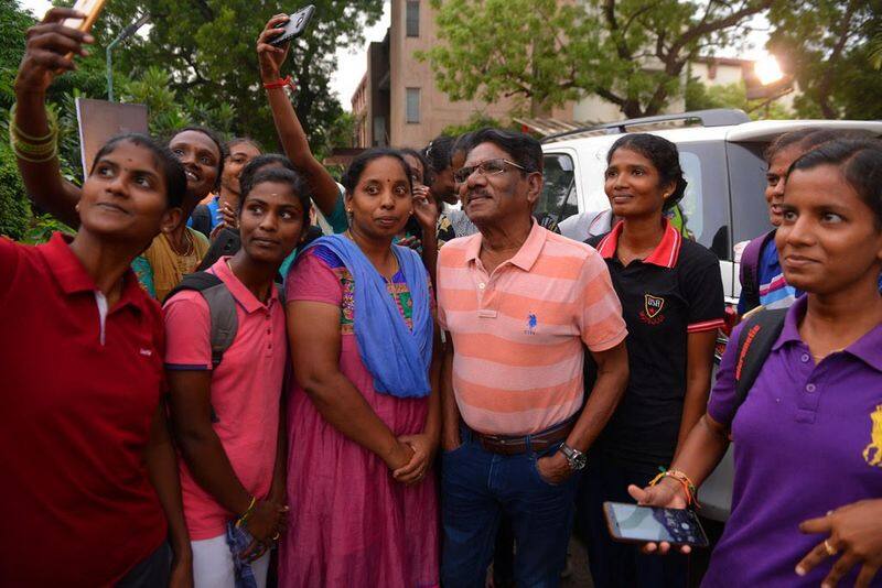 do you know these girls who took selfie with barathiraja