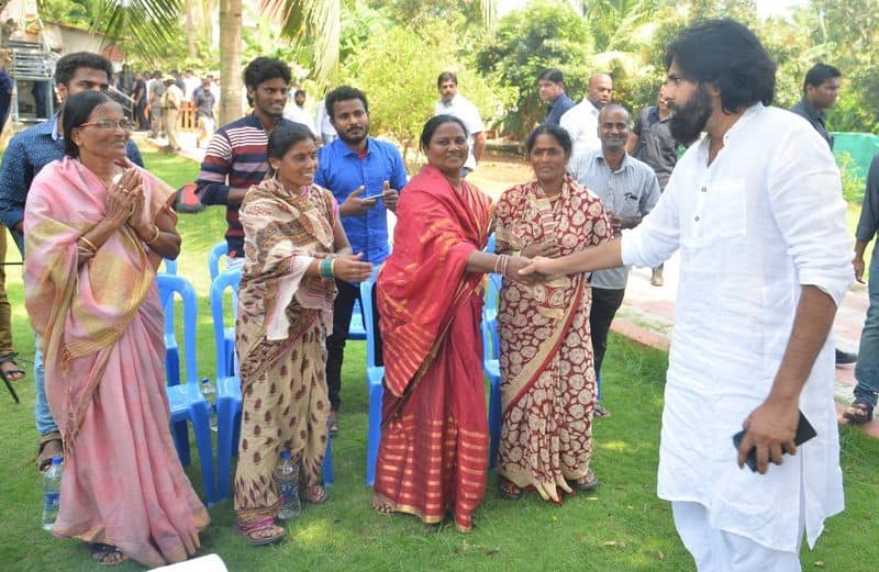 Pawan Kalyan Interacts With Titli Cyclone Victims in Visakhapatnam