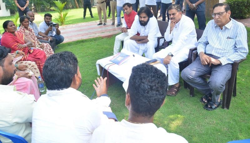 Pawan Kalyan Interacts With Titli Cyclone Victims in Visakhapatnam
