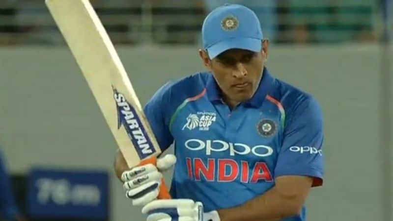 ms dhoni need one run to complete 10000 runs in odi for india