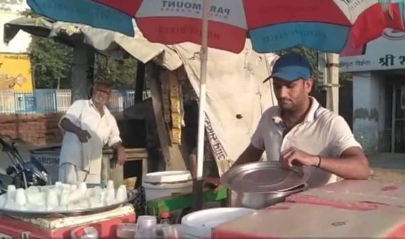 sports person selling gulpi ice