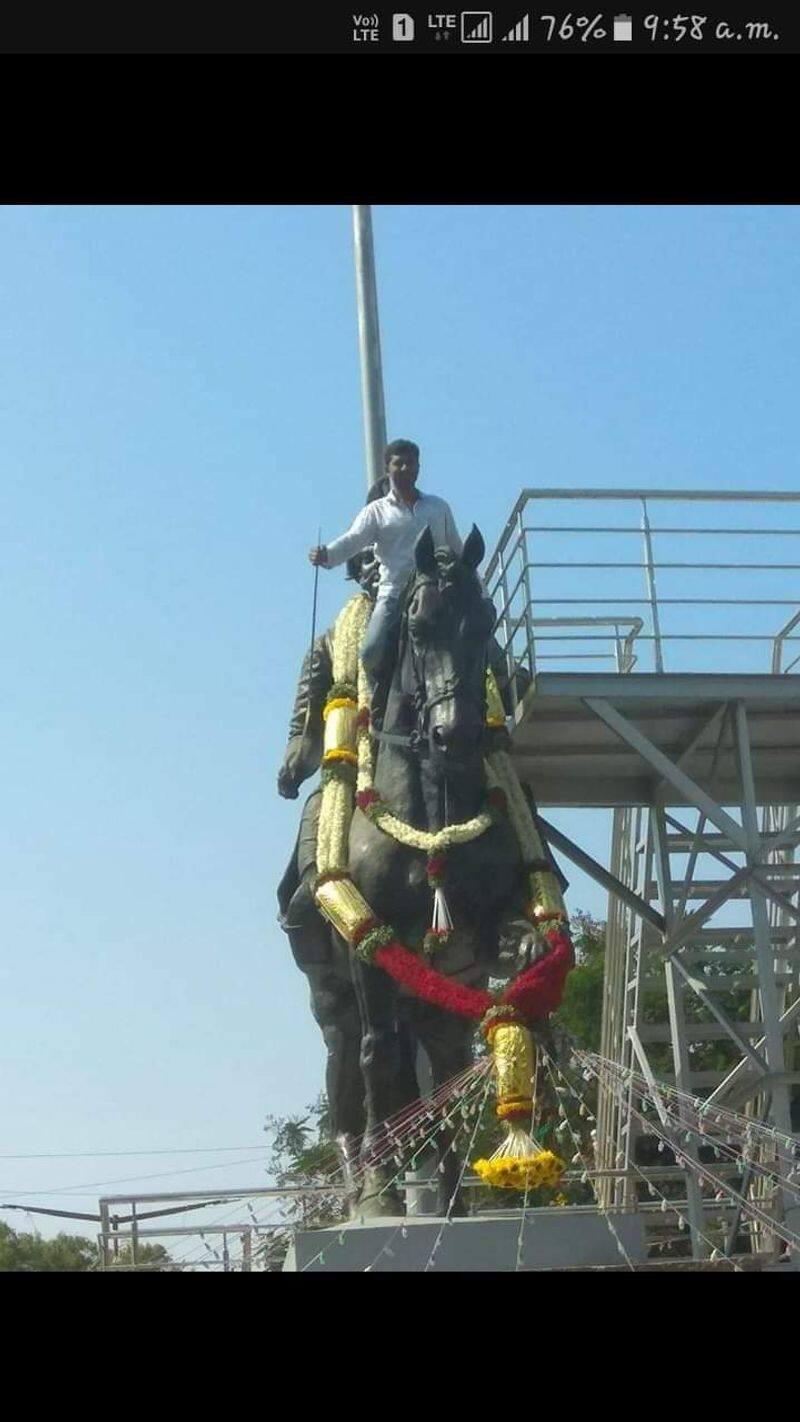 Youth insults to Madakari Nayaka statue in Chitradurga