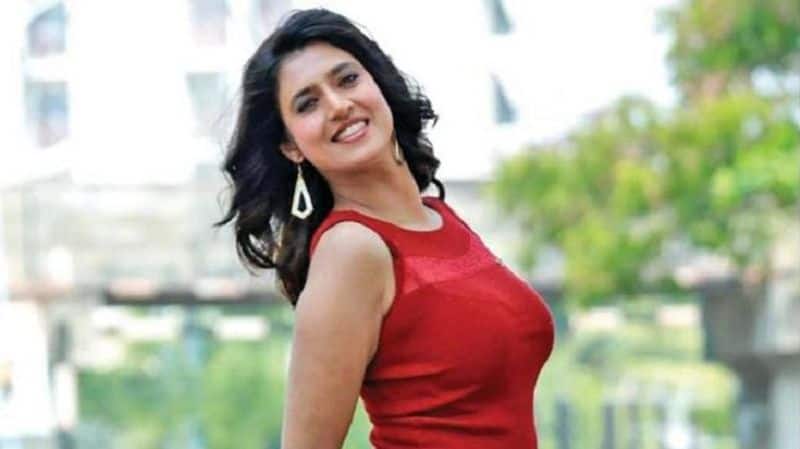 actress kasthuri writes against teachers strike