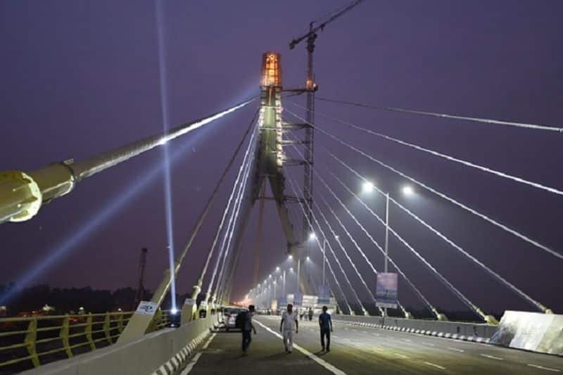 Delhi Signature Bridge bike  accident deaths Arvind Kejriwal traffic congestion