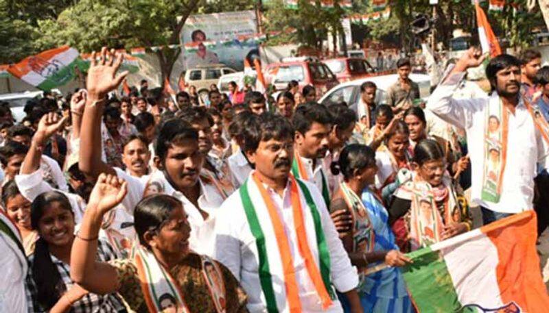 Congress aspirants protest in front of gandhi bhavan in hyderabad
