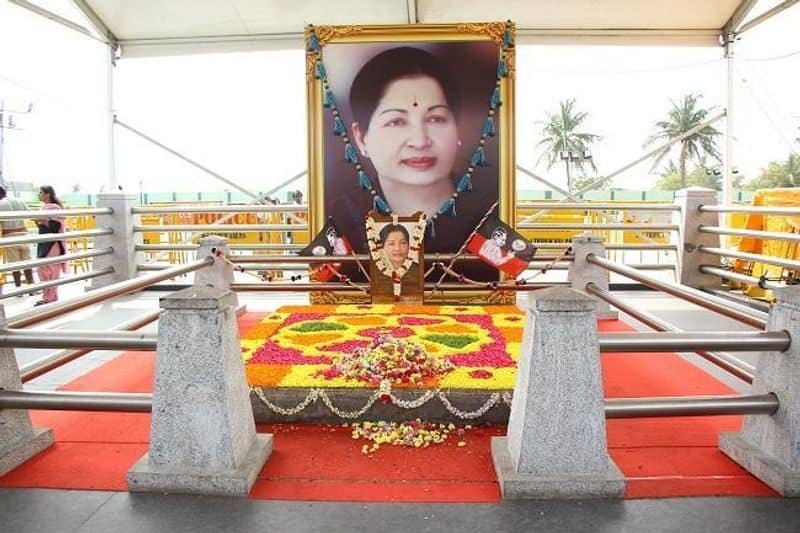 jayalalitha statue without flowers  in merina