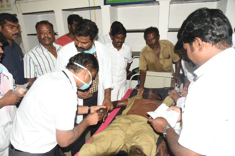 minister vijayabasker helped a eb staff while he was on the way