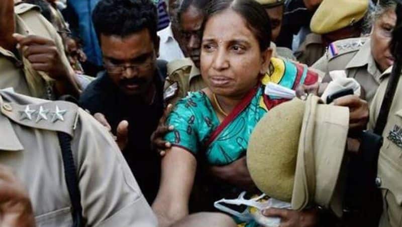 rajiv murder case victim nalini gives 1000 to cm relief fund