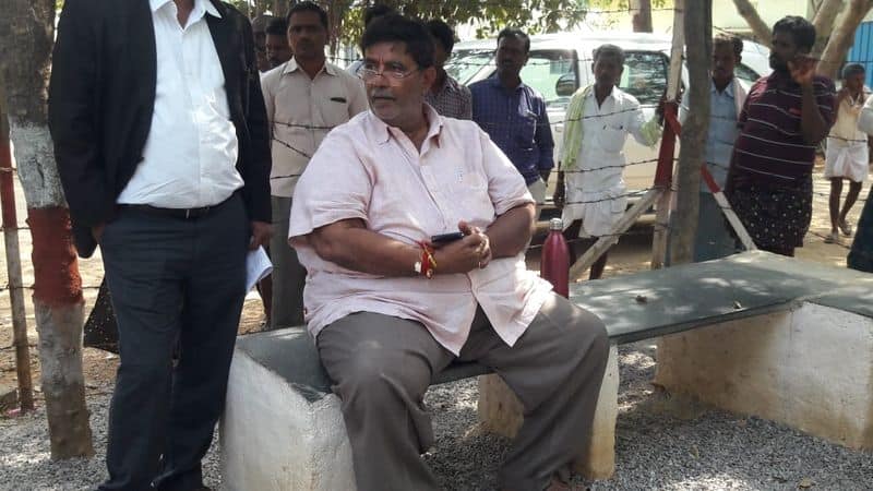 gadwal ex mla dk.aruna husband strike at maldakal police station
