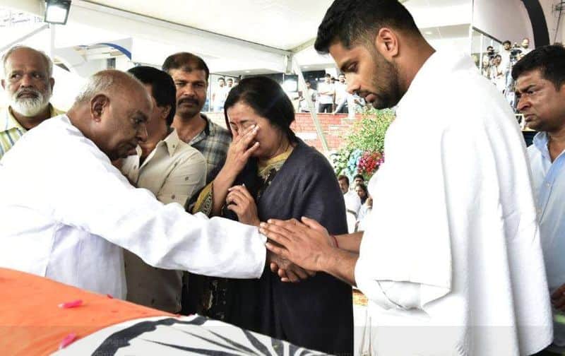 Karnataka bids emotional farewell actor politician Ambareesh RIP