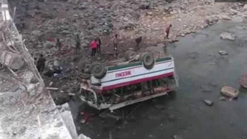 Bus falls into river...9 killed, 25 injured