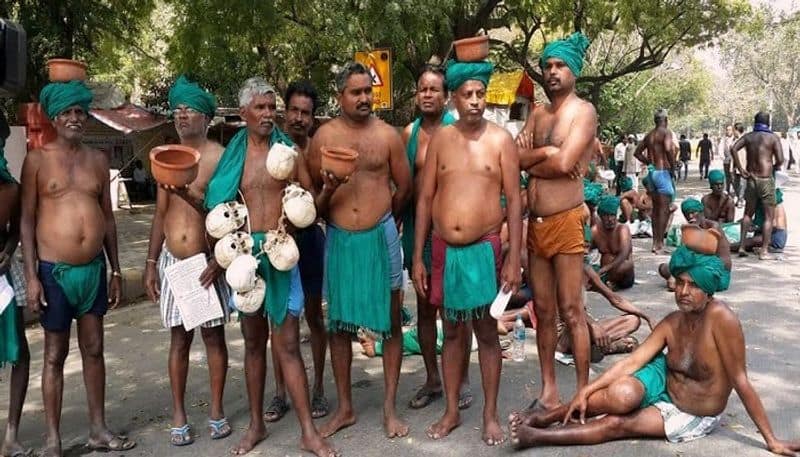 Farmers brandishing skulls? Yeah, they're demonstrators from Tamil Nadu in Delhi
