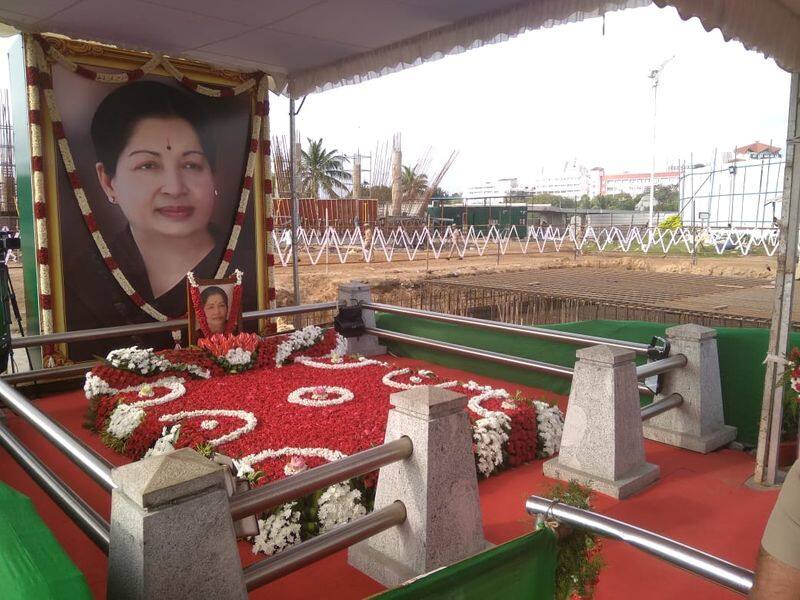 Jayalalitha Memoriel put red flowers and ready to pay homage