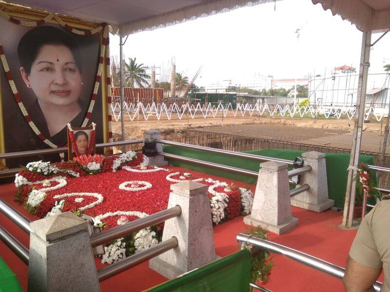 Jayalalitha Memoriel put red flowers and ready to pay homage
