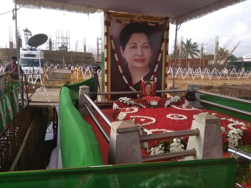 J.Deepa pays their tribute to Jayalalitha in her memorial