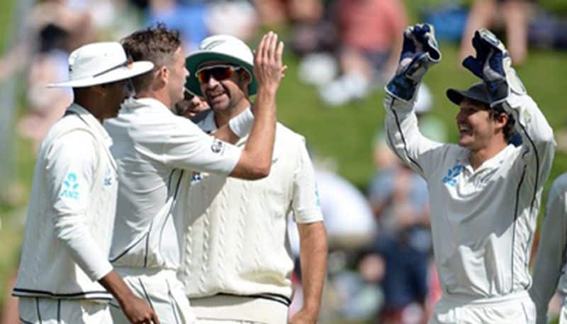 trent boult and tim southee bowling well against sri lanka in second test match