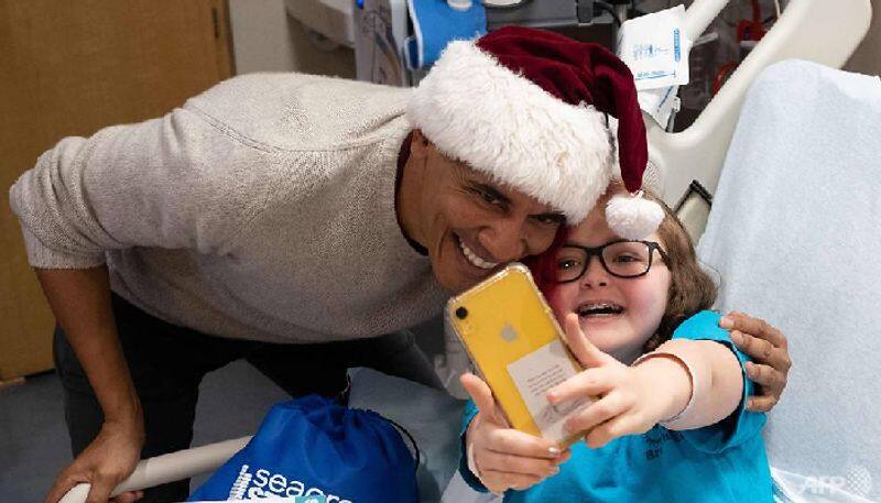 Barack Obama Delights Children As Santa Visit To Hospital