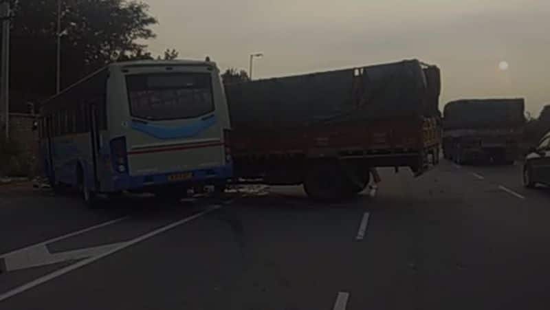 Government bus-tempo lorry accident...10 people injured