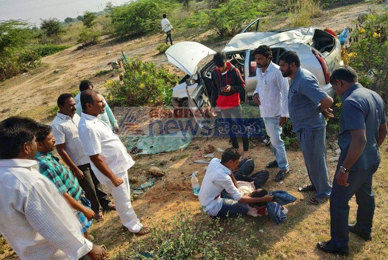 YCP MLA Srikanth reddy Take the injured to the hospital in his car