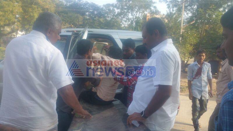 YCP MLA Srikanth reddy Take the injured to the hospital in his car