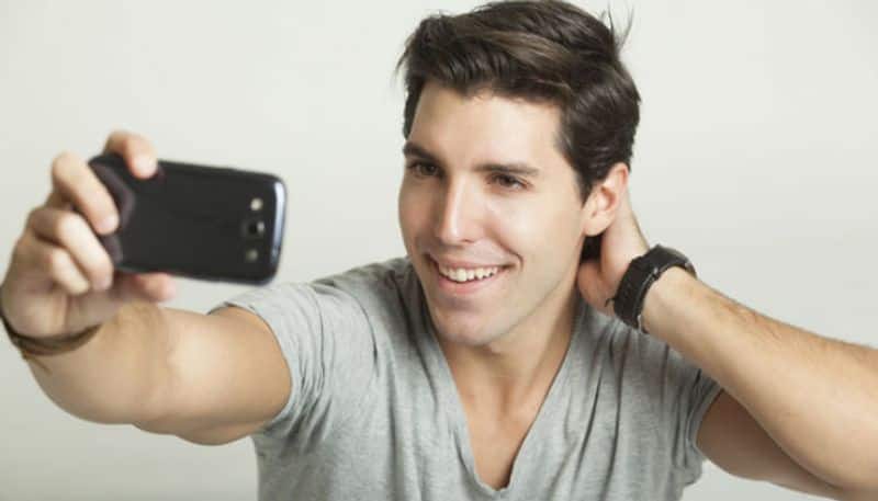 experts say people who take selfie always may caught selfie wrist