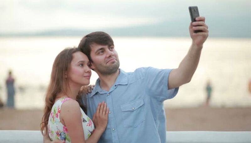 experts say people who take selfie always may caught selfie wrist