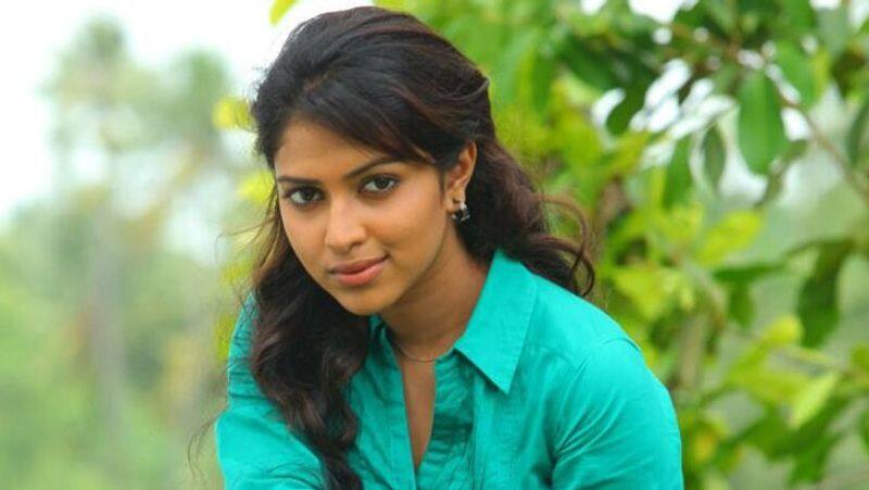 amalapaul share the love different method