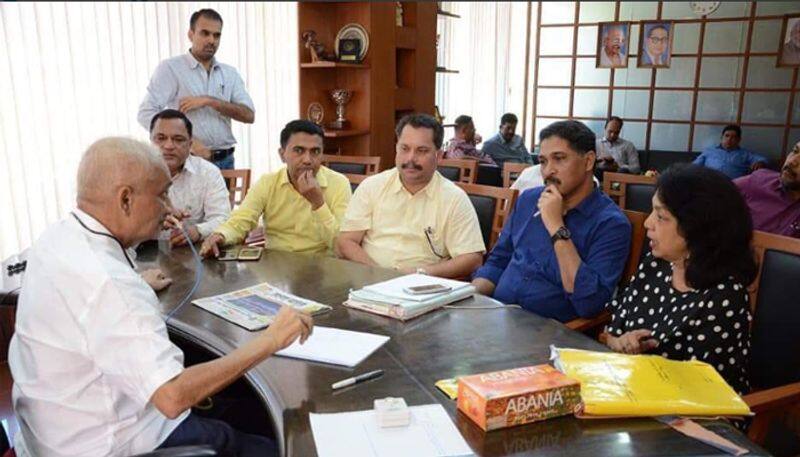 Advertising Ailing Goa CM Manohar Parrikar attends office for first time in 4 months