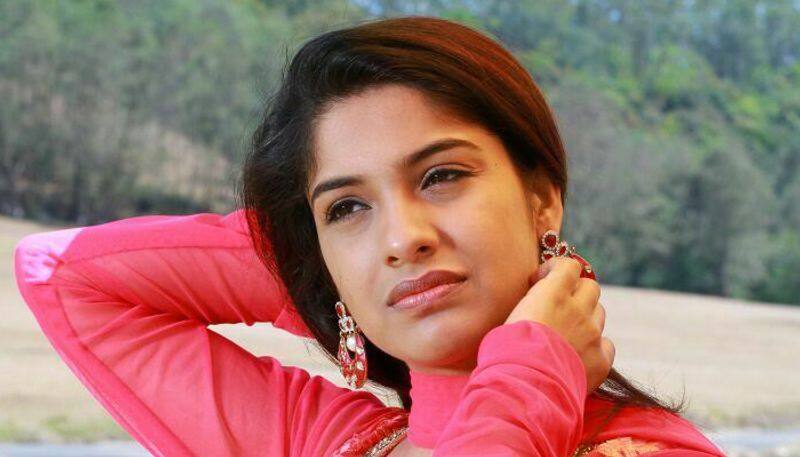 actress aarchana kavi met accident in kochi