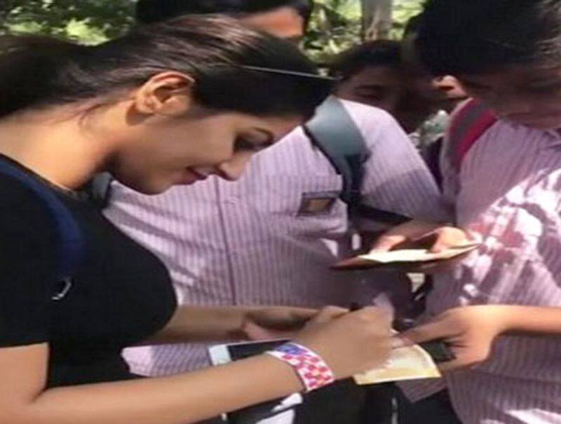 yashika anand sign the 200 rupees note