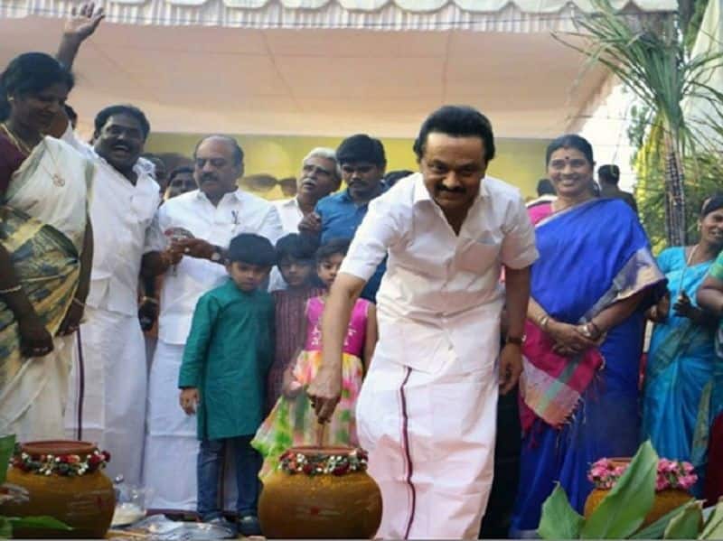 stlin gave 20 rupees to dmk caders for pongal