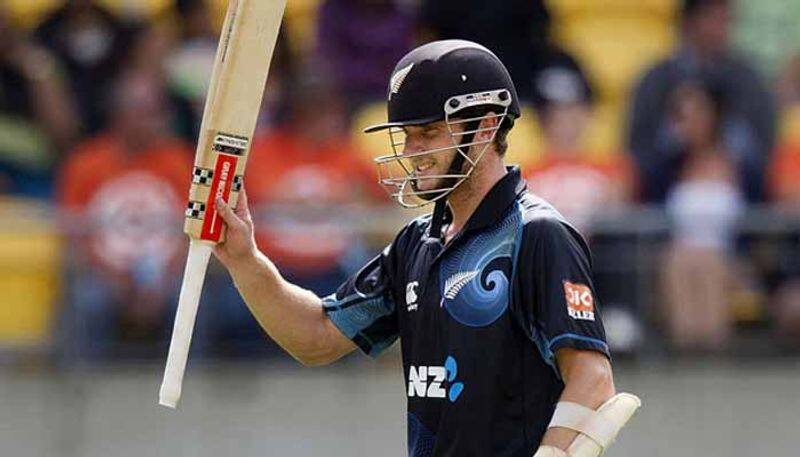new zealand lost 5 wickets within 25 overs in forst odi against india