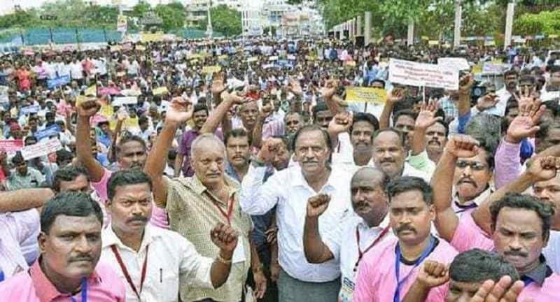 a single man protest in valparai fpr teachers