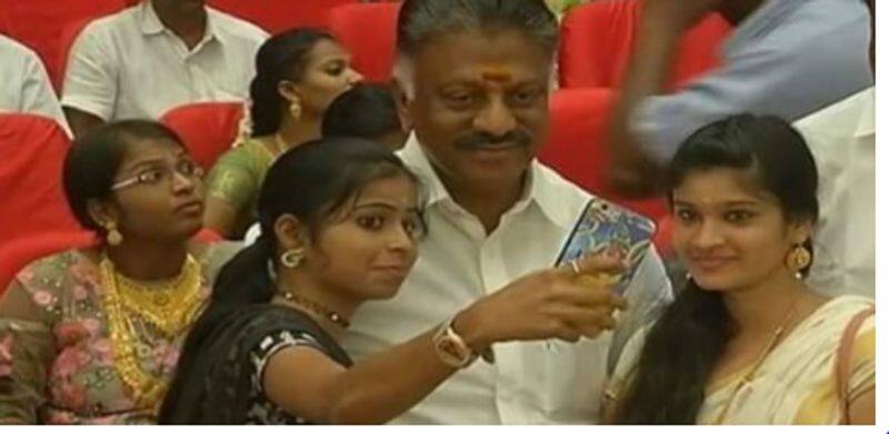 islam girls and childs take selfi with deputy chief minister paneerselvan