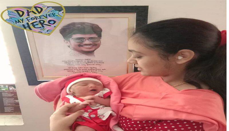 baby of panay amrutha photo viral in socila media