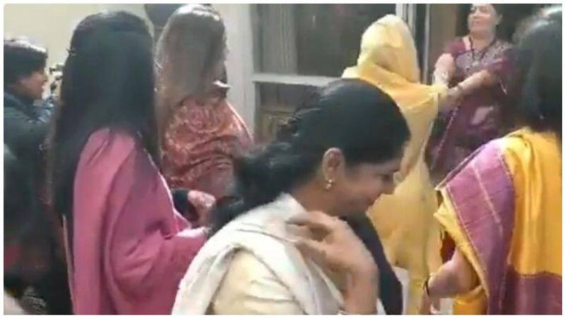 kanimozhis dance with parliamentarians
