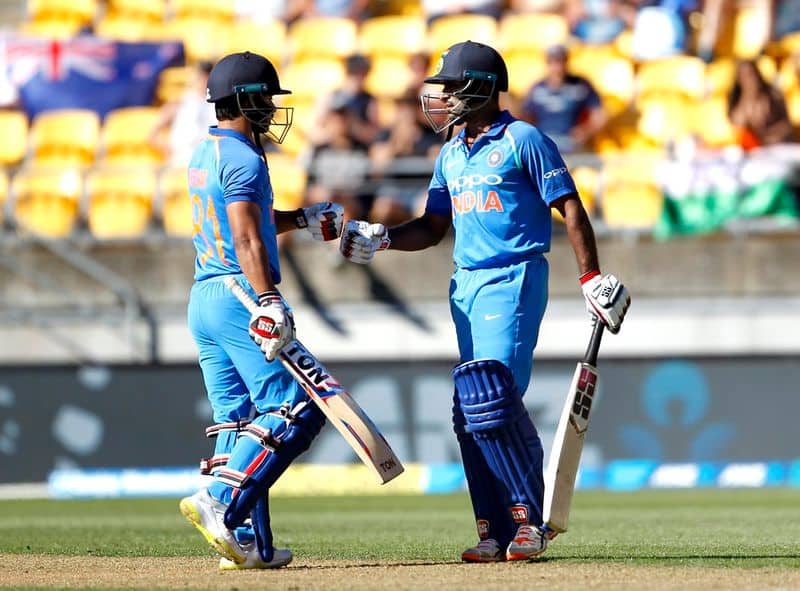 indian team set a decent target to new zealand in last odi