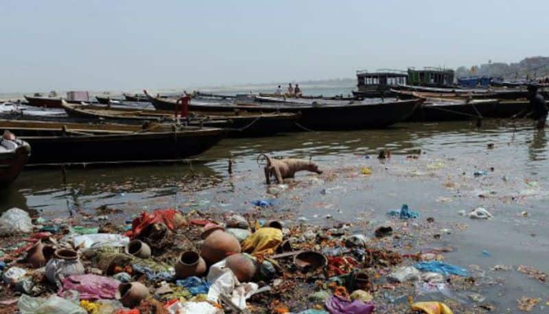 Floating trash barrier, an effective way to collect plastic in water bodies