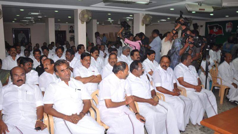Peak tension aiadmk...Ministers again consulting with Edappadi Palanisamy