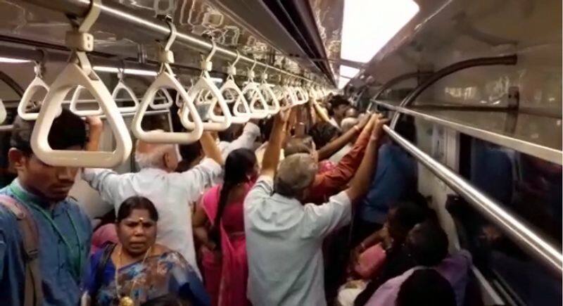 heavy rush in metro since announcement  about free traveling