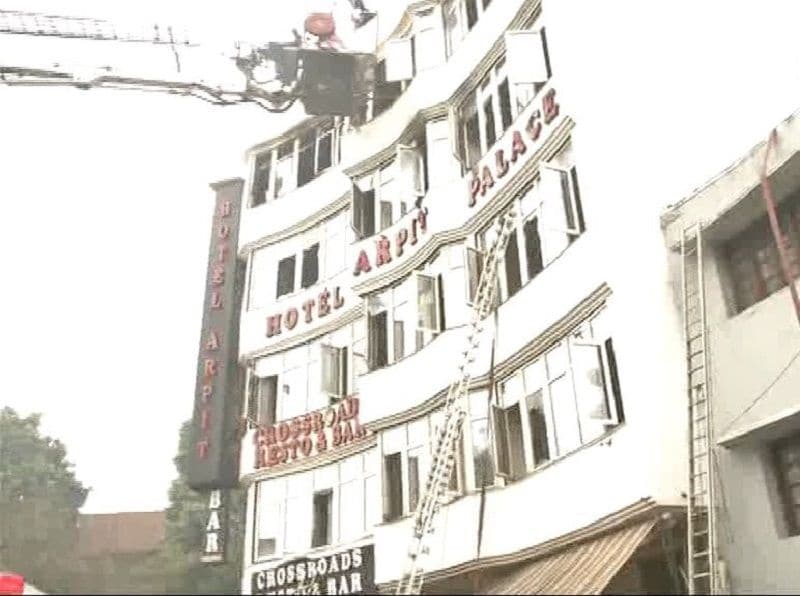 Hotel in Delhi's KarolBagh area, 9 people died due to fierce fires, Many are stranded in the fire