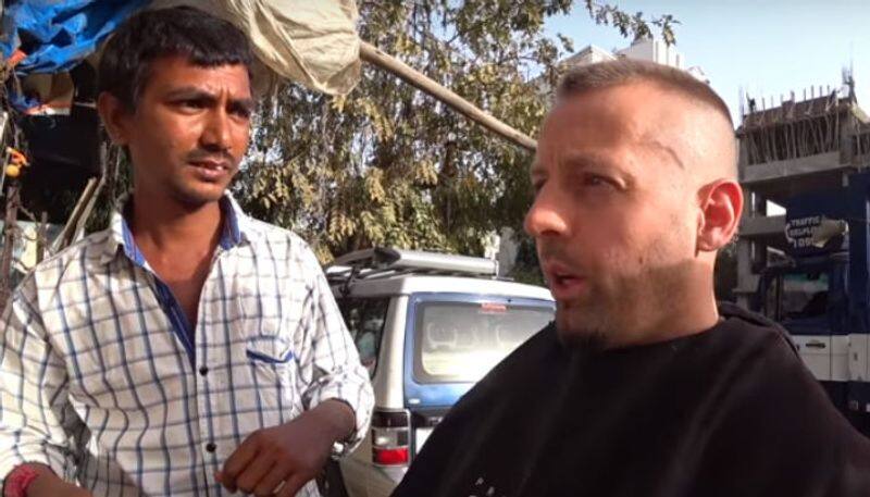 traveler gave 28000 rupees to street hairdresser for his work