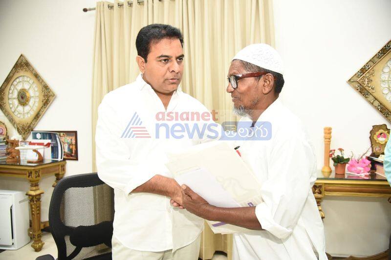 KTR meets old man, who sold ice gola on his school days